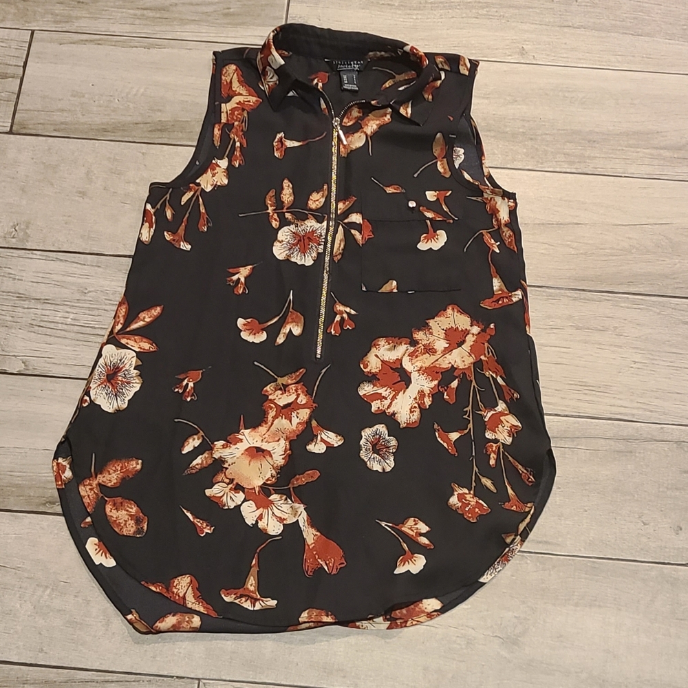 🍁Flowered Zip Neck Tank 🪅